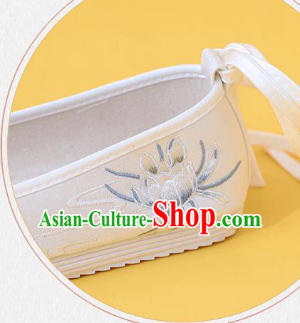 China Classical Beads Tassel Shoes Embroidered Epiphyllum Shoes Traditional National Shoes China Classical Beads Tassel Shoes Embroidered Epiphyllum Shoes Traditional National Shoes