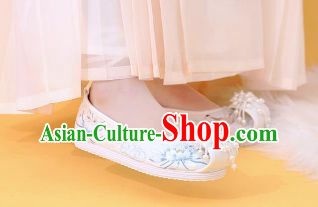 China Classical Beads Tassel Shoes Embroidered Epiphyllum Shoes Traditional National Shoes China Classical Beads Tassel Shoes Embroidered Epiphyllum Shoes Traditional National Shoes