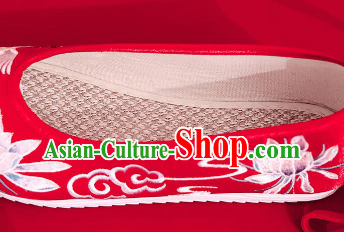 China Red Embroidered Epiphyllum Shoes Traditional National Cloth Shoes Classical Beads Tassel Shoes China Red Embroidered Epiphyllum Shoes Traditional National Cloth Shoes Classical Beads Tassel Shoes