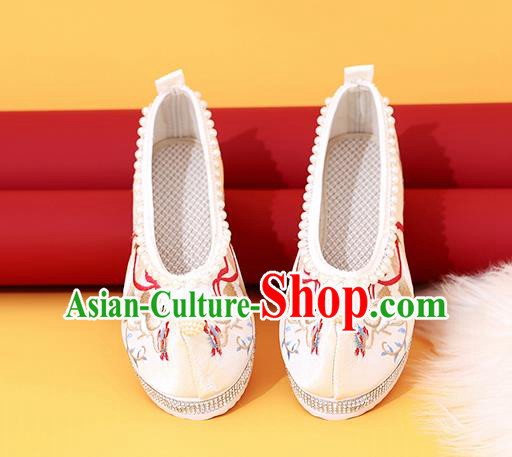 China Classical Beads Shoes Embroidered Fox Shoes Traditional National White Cloth Shoes China Classical Beads Shoes Embroidered Fox Shoes Traditional National White Cloth Shoes