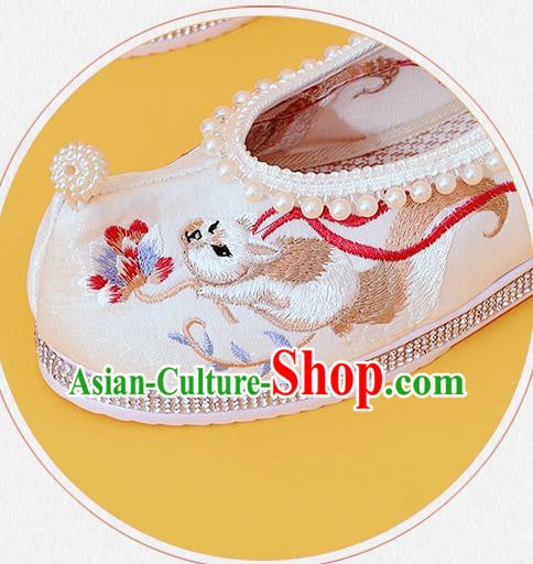 China Classical Beads Shoes Embroidered Fox Shoes Traditional National White Cloth Shoes China Classical Beads Shoes Embroidered Fox Shoes Traditional National White Cloth Shoes