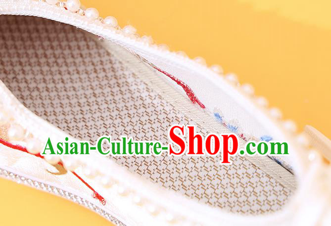 China Classical Beads Shoes Embroidered Fox Shoes Traditional National White Cloth Shoes China Classical Beads Shoes Embroidered Fox Shoes Traditional National White Cloth Shoes