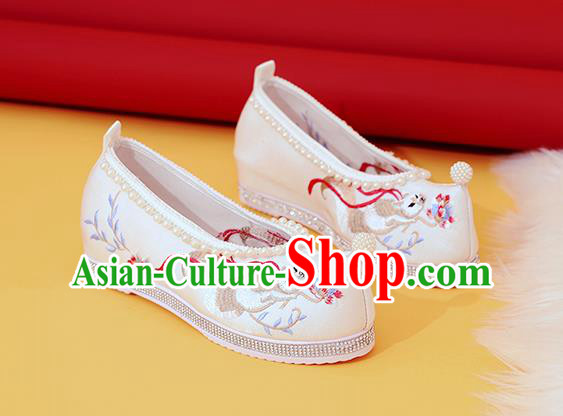 China Classical Beads Shoes Embroidered Fox Shoes Traditional National White Cloth Shoes China Classical Beads Shoes Embroidered Fox Shoes Traditional National White Cloth Shoes