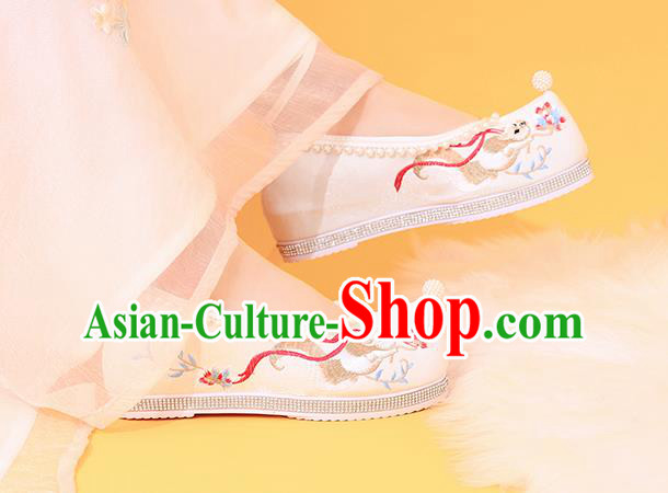 China Classical Beads Shoes Embroidered Fox Shoes Traditional National White Cloth Shoes China Classical Beads Shoes Embroidered Fox Shoes Traditional National White Cloth Shoes