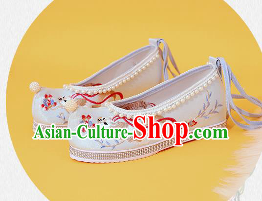 China Classical Beads Shoes Embroidered Fox Shoes Traditional National White Cloth Shoes China Classical Beads Shoes Embroidered Fox Shoes Traditional National White Cloth Shoes