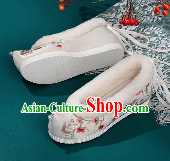 China White Cloth Shoes National Winter Shoes Traditional Hanfu Shoes Embroidered Squirrel Shoes China White Cloth Shoes National Winter Shoes Traditional Hanfu Shoes Embroidered Squirrel Shoes
