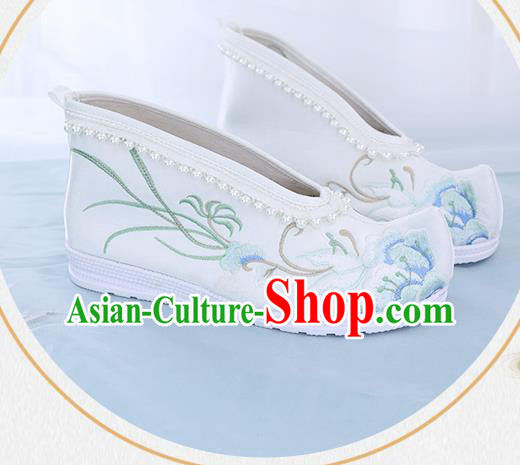 China Traditional Ming Dynasty Princess Shoes Embroidered Shoes National White Cloth Shoes