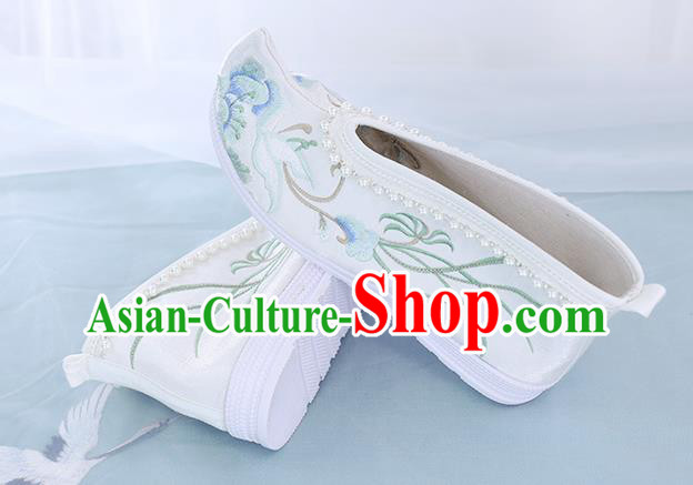 China Traditional Ming Dynasty Princess Shoes Embroidered Shoes National White Cloth Shoes