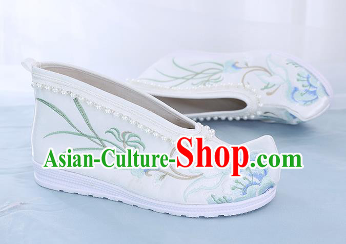 China Traditional Ming Dynasty Princess Shoes Embroidered Shoes National White Cloth Shoes