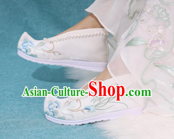 China Traditional Ming Dynasty Princess Shoes Embroidered Shoes National White Cloth Shoes