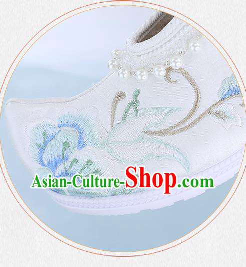 China Traditional Ming Dynasty Princess Shoes Embroidered Shoes National White Cloth Shoes