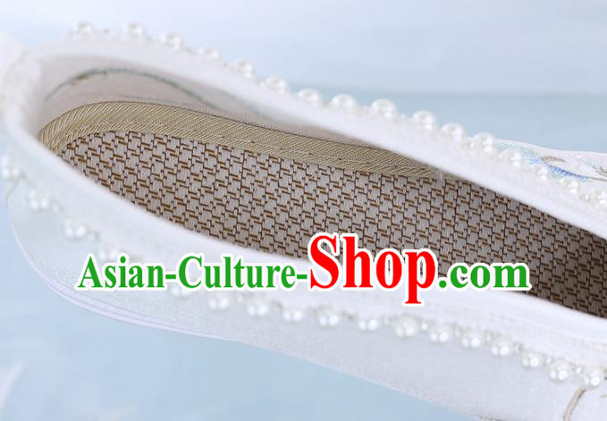 China Traditional Ming Dynasty Princess Shoes Embroidered Shoes National White Cloth Shoes