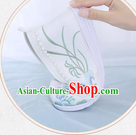 China Traditional Ming Dynasty Princess Shoes Embroidered Shoes National White Cloth Shoes