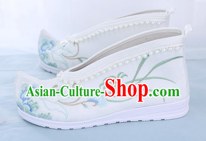 China Traditional Ming Dynasty Princess Shoes Embroidered Shoes National White Cloth Shoes
