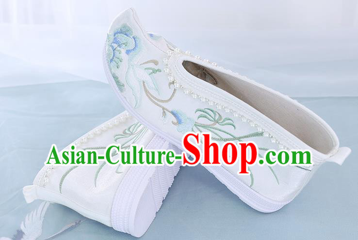 China Traditional Ming Dynasty Princess Shoes Embroidered Shoes National White Cloth Shoes