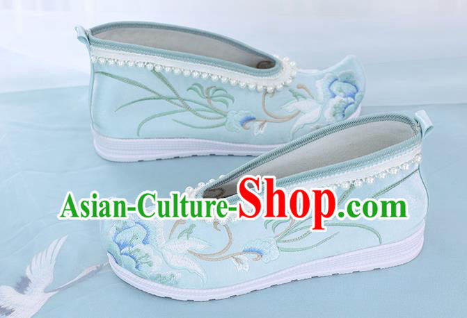 China Ancient Embroidered Shoes National Light Blue Cloth Shoes Traditional Ming Dynasty Princess Shoes China Ancient Embroidered Shoes National Light Blue Cloth Shoes Traditional Ming Dynasty Princess Shoes