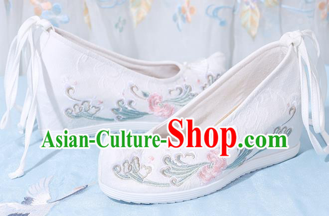China Embroidered Shoes National Wedge Heel Shoes Traditional White Cloth Shoes China Embroidered Shoes National Wedge Heel Shoes Traditional White Cloth Shoes