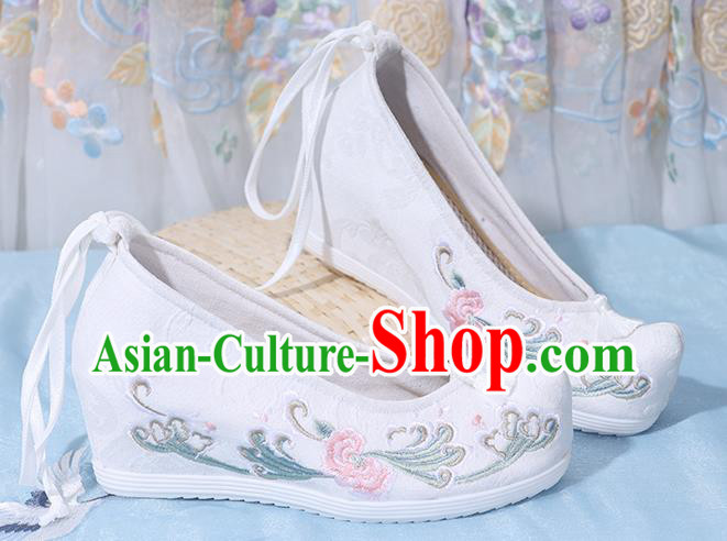 China Embroidered Shoes National Wedge Heel Shoes Traditional White Cloth Shoes China Embroidered Shoes National Wedge Heel Shoes Traditional White Cloth Shoes