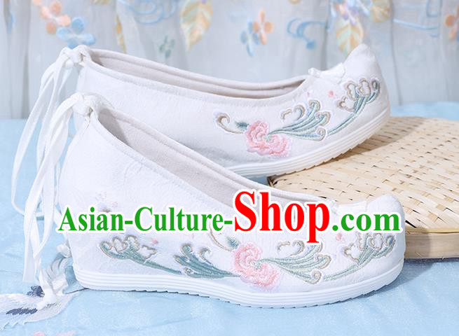China Embroidered Shoes National Wedge Heel Shoes Traditional White Cloth Shoes China Embroidered Shoes National Wedge Heel Shoes Traditional White Cloth Shoes