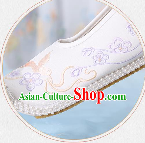 China Ancient Princess Embroidered Shoes Traditional Tang Dynasty Court White Cloth Shoes China Ancient Princess Embroidered Shoes Traditional Tang Dynasty Court White Cloth Shoes