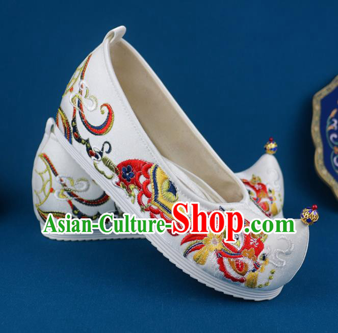 China Embroidered Lion Shoes Traditional Wedding White Cloth Shoes Ming Dynasty Princess Shoes China Embroidered Lion Shoes Traditional Wedding White Cloth Shoes Ming Dynasty Princess Shoes