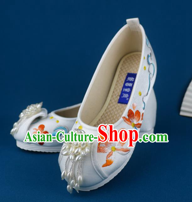 China Pearls Tassel Shoes Embroidered Shoes Traditional Wedding White Cloth Shoes China Pearls Tassel Shoes Embroidered Shoes Traditional Wedding White Cloth Shoes