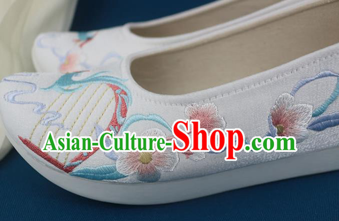 China Traditional Ming Dynasty Shoes Classical Dance Shoes Embroidered White Shoes China Traditional Ming Dynasty Shoes Classical Dance Shoes Embroidered White Shoes