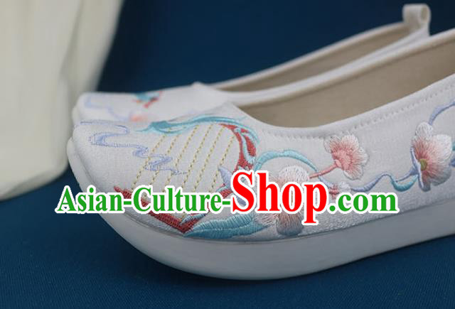 China Traditional Ming Dynasty Shoes Classical Dance Shoes Embroidered White Shoes China Traditional Ming Dynasty Shoes Classical Dance Shoes Embroidered White Shoes
