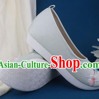 China National Embroidered Shoes Traditional Ming Dynasty Shoes Classical Dance Shoes Light Green Shoes