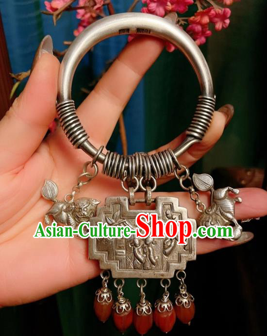 Handmade Chinese Silver Lock Bracelet Accessories Traditional Culture Jewelry Agate Tassel Bangle Handmade Chinese Silver Lock Bracelet Accessories Traditional Culture Jewelry Agate Tassel Bangle