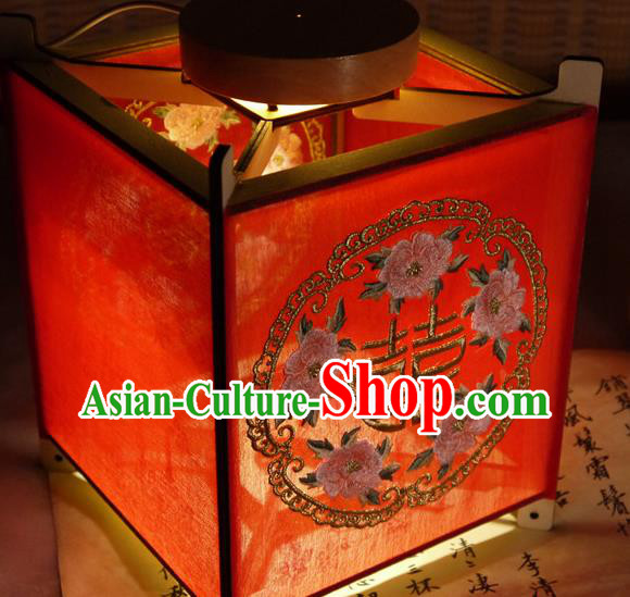 China Handmade Red Chiffon Desk Lamp Embroidered Palace Lantern Embroidery Peony Lantern China Handmade Red Chiffon Desk Lamp Embroidered Palace Lantern Embroidery Peony Lantern