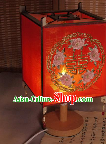 China Handmade Red Chiffon Desk Lamp Embroidered Palace Lantern Embroidery Peony Lantern China Handmade Red Chiffon Desk Lamp Embroidered Palace Lantern Embroidery Peony Lantern
