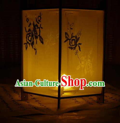 China Traditional Light Yellow Silk Hexagon Lanterns Handmade Hanging Lamp Classical Embroidered Palace Lantern China Traditional Light Yellow Silk Hexagon Lanterns Handmade Hanging Lamp Classical Embroidered Palace Lantern