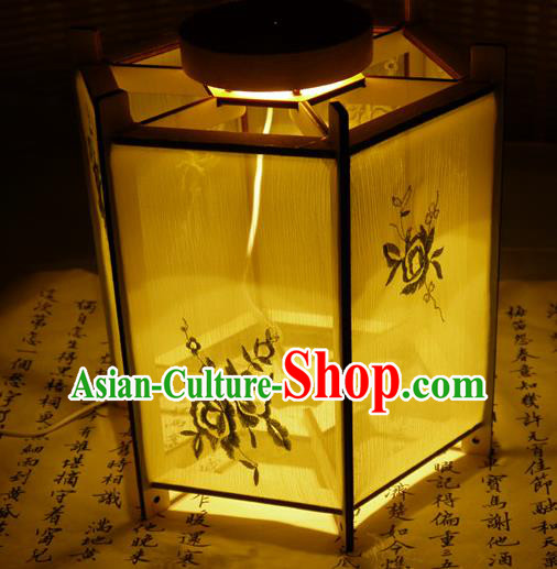 China Traditional Light Yellow Silk Hexagon Lanterns Handmade Hanging Lamp Classical Embroidered Palace Lantern China Traditional Light Yellow Silk Hexagon Lanterns Handmade Hanging Lamp Classical Embroidered Palace Lantern
