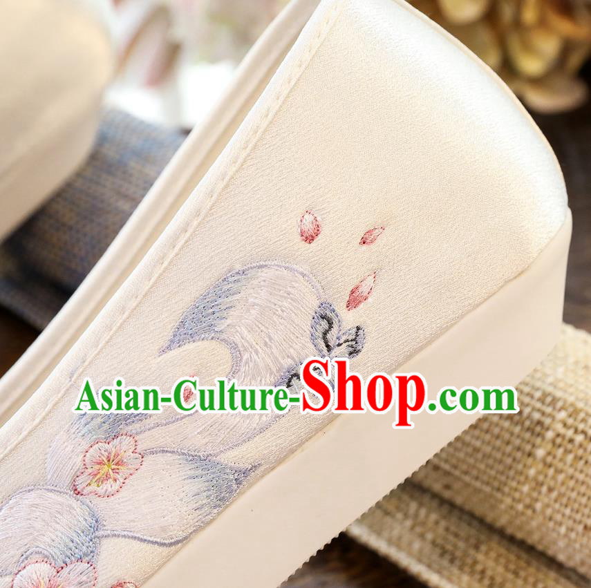China Classical Embroidered Fox White Satin Shoes Traditional Hanfu Shoes Winter Women Shoes China Classical Embroidered Fox White Satin Shoes Traditional Hanfu Shoes Winter Women Shoes