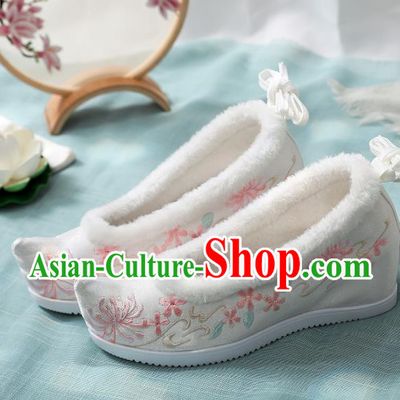 China Ming Dynasty Hanfu Shoes Classical White Cloth Shoes Traditional Embroidered Manjusaka Shoes