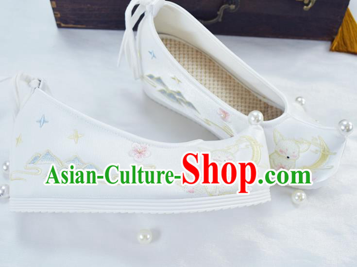 China Embroidered Shoes National Women Shoes Traditional White Cloth Shoes China Embroidered Shoes National Women Shoes Traditional White Cloth Shoes