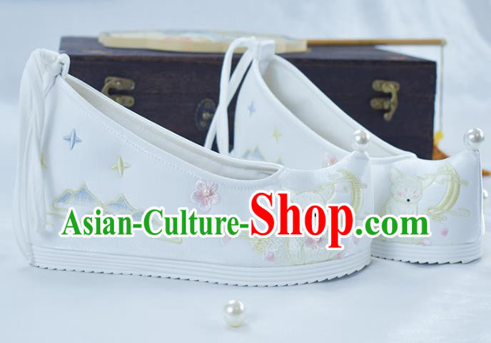 China Embroidered Shoes National Women Shoes Traditional White Cloth Shoes China Embroidered Shoes National Women Shoes Traditional White Cloth Shoes