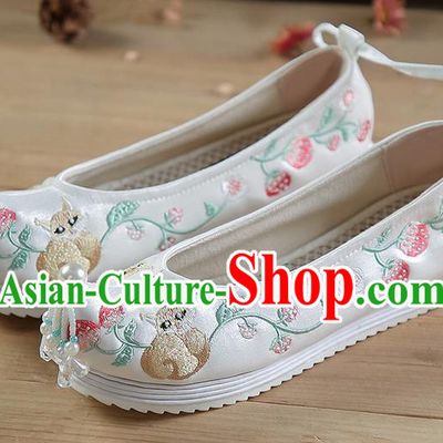 China Beads Tassel Shoes Hanfu Shoes Embroidered Strawberry Squirrel Shoes White Satin Shoes