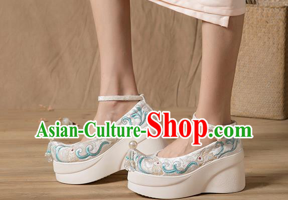 China White Velvet Shoes Traditional Hanfu Shoes Embroidered Rabbit Platform Shoes China White Velvet Shoes Traditional Hanfu Shoes Embroidered Rabbit Platform Shoes