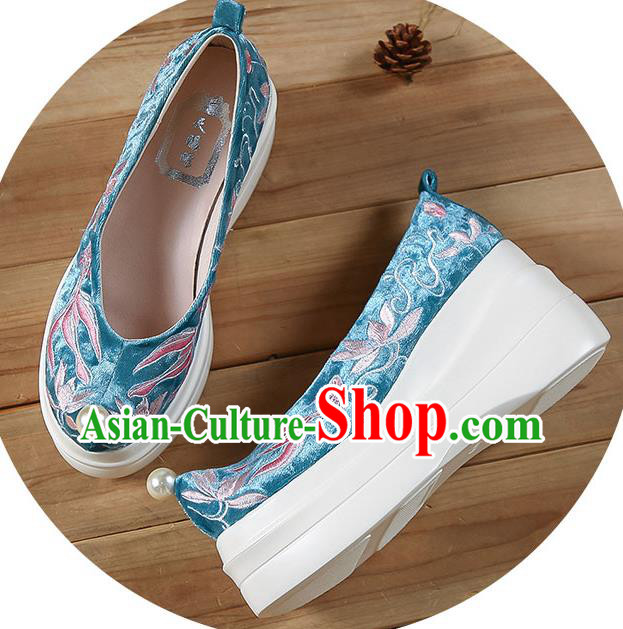 China Traditional Hanfu Platform Shoes Embroidered Lotus Fish Shoes Blue Velvet Shoes China Traditional Hanfu Platform Shoes Embroidered Lotus Fish Shoes Blue Velvet Shoes