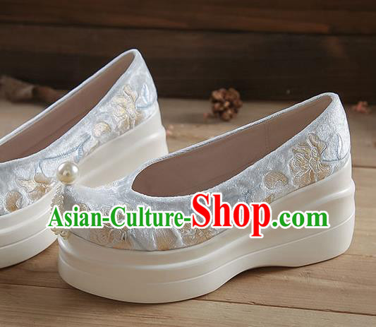 China White Velvet Shoes Traditional Hanfu Pearls Tassel Shoes Embroidered Flowers Platform Shoes China White Velvet Shoes Traditional Hanfu Pearls Tassel Shoes Embroidered Flowers Platform Shoes