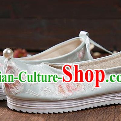 China Traditional Ming Dynasty Embroidered Peony Hanfu Shoes National Women Shoes Ancient Princess Light Green Cloth Shoes
