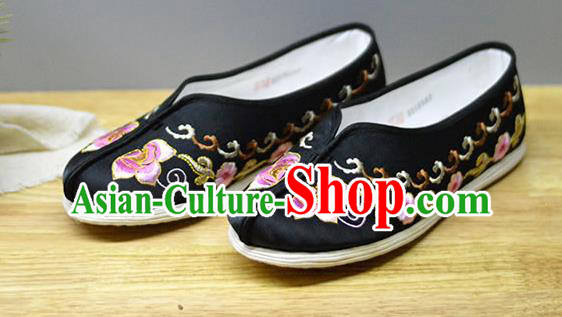 China Traditional Wedding Shoes Black Cloth Shoes National Embroidered Plum Shoes China Traditional Wedding Shoes Black Cloth Shoes National Embroidered Plum Shoes