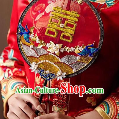 China Handmade Wedding Bride Blueing Birds Palace Fan Embroidered Circular Fan Traditional Xiuhe Suit Red Silk Fan