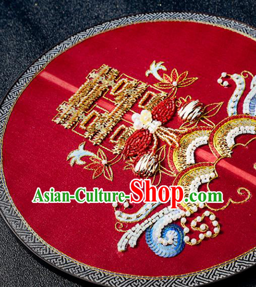 China Traditional Xiuhe Suit Red Silk Circular Fan Handmade Bride Palace Fan Wedding Fan China Traditional Xiuhe Suit Red Silk Circular Fan Handmade Bride Palace Fan Wedding Fan