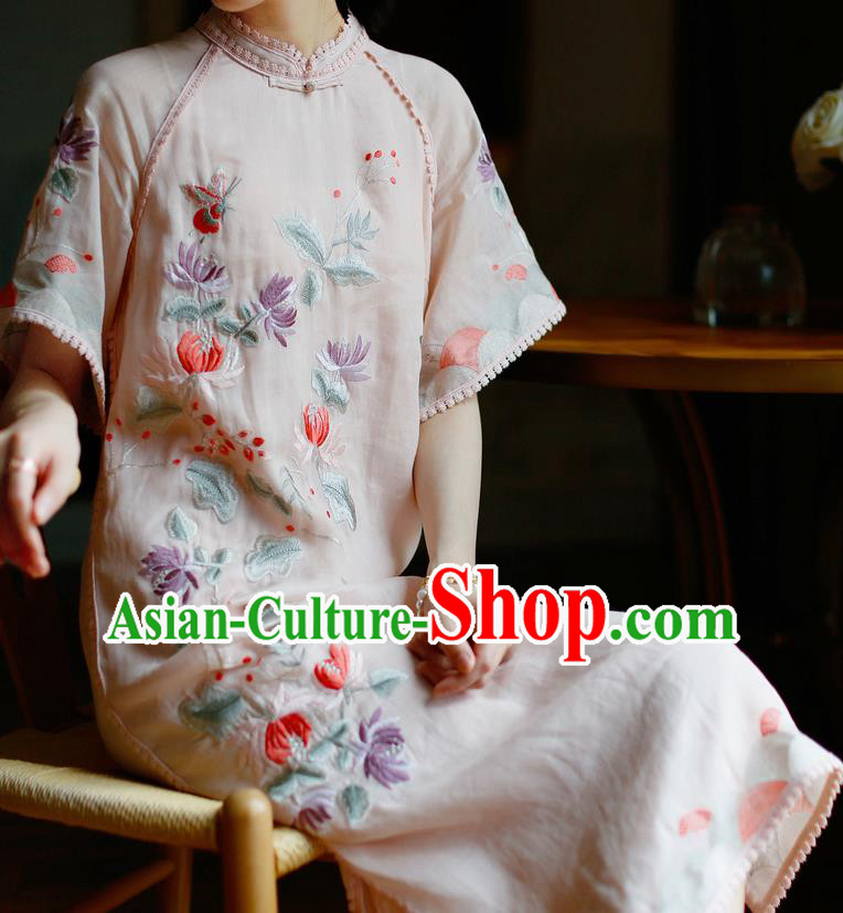 China Classical Pink Ramine Cheongsam Costume Traditional Young Woman Embroidered Chrysanthemum Qipao Dress China Classical Pink Ramine Cheongsam Costume Traditional Young Woman Embroidered Chrysanthemum Qipao Dress