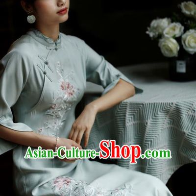 China Classical Cheongsam Costume Traditional Embroidered Light Green Qipao Dress