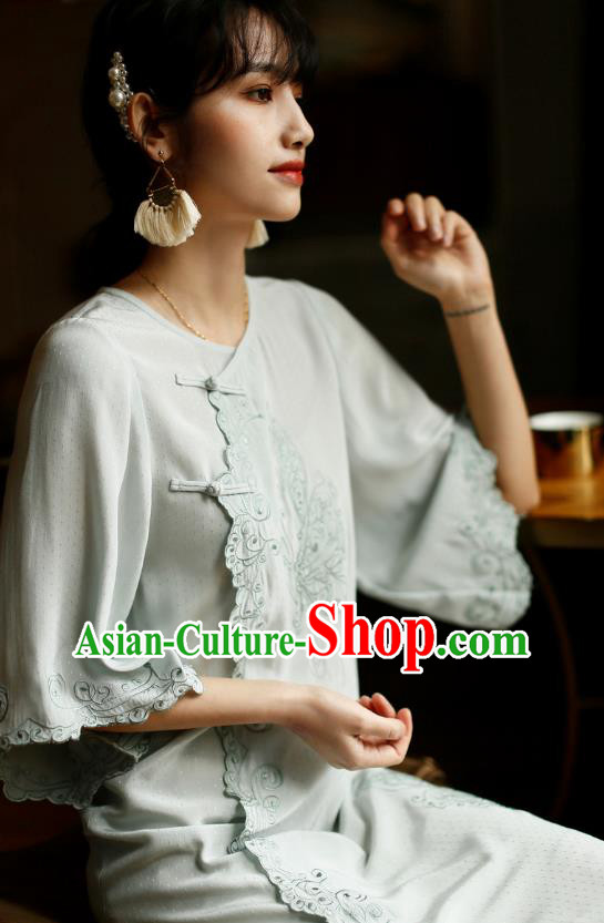 China Classical Light Green Cheongsam Costume Traditional Young Lady Embroidered Butterfly Qipao Dress China Classical Light Green Cheongsam Costume Traditional Young Lady Embroidered Butterfly Qipao Dress
