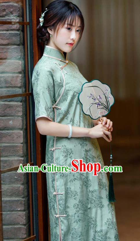 China Classical Green Silk Qipao Dress Traditional Young Beauty Cheongsam China Classical Green Silk Qipao Dress Traditional Young Beauty Cheongsam